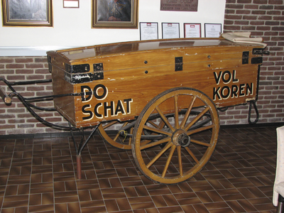 862261 Afbeelding van de laatste bakkershandkar van bakkerij Do Schat, tentoongesteld in de ontvangstruimte van ...